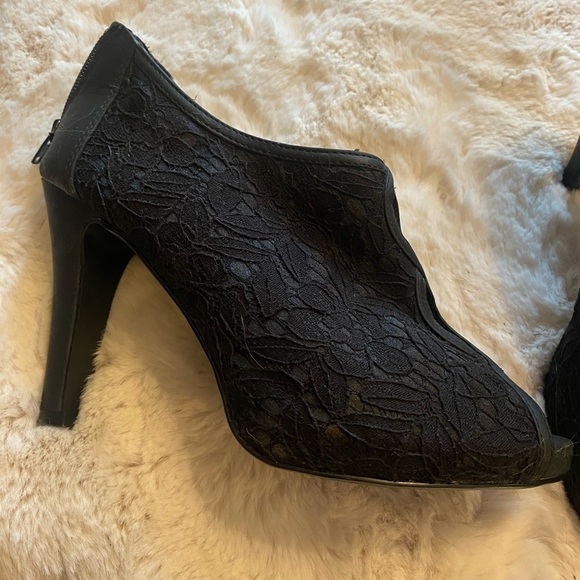 Black lace Maurice’s open toe heels - Picture 5 of 7